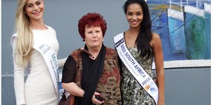 Vlnr is Ilze Saunders (Mej Suid-Afrika Aarde), Marie Reid en Liesl Laurie (Mej Suid-Afrika) voor Marie Reid se winkel, Marie's Boutique, Art & Beauty Shop